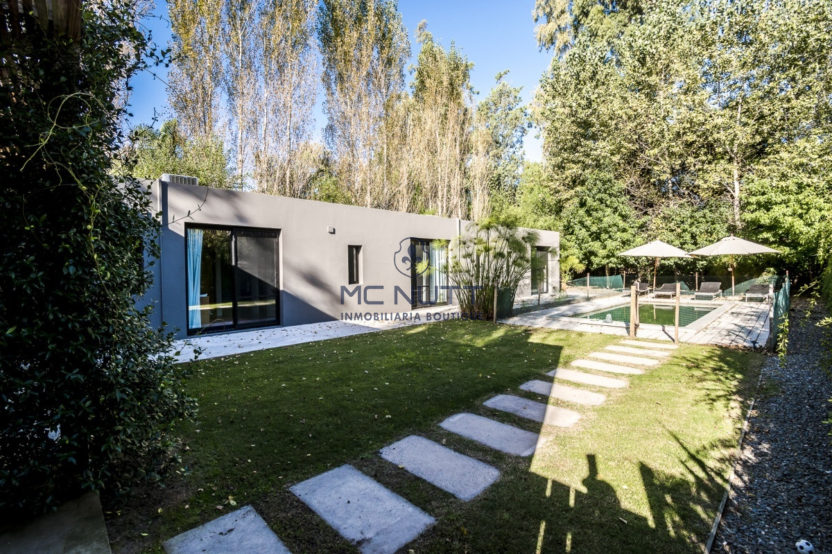 Casa ID.550/ - Excelente Casa Minimalista en Barrio Privado, La Arbolada - Punta del Este