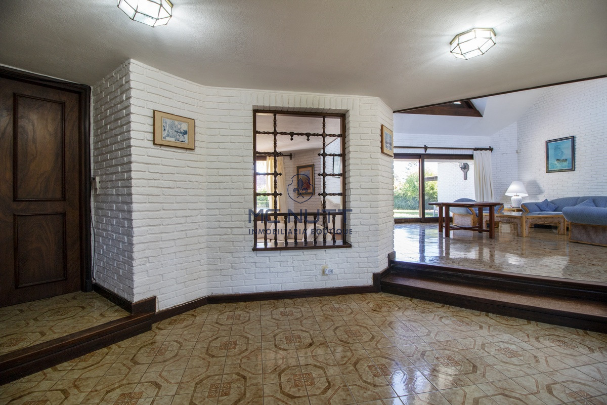 Casa ID.521/ - Venta de Casa de 4 Dormitorios y Piscina con gran parque en Playa Mansa, Punta del Este