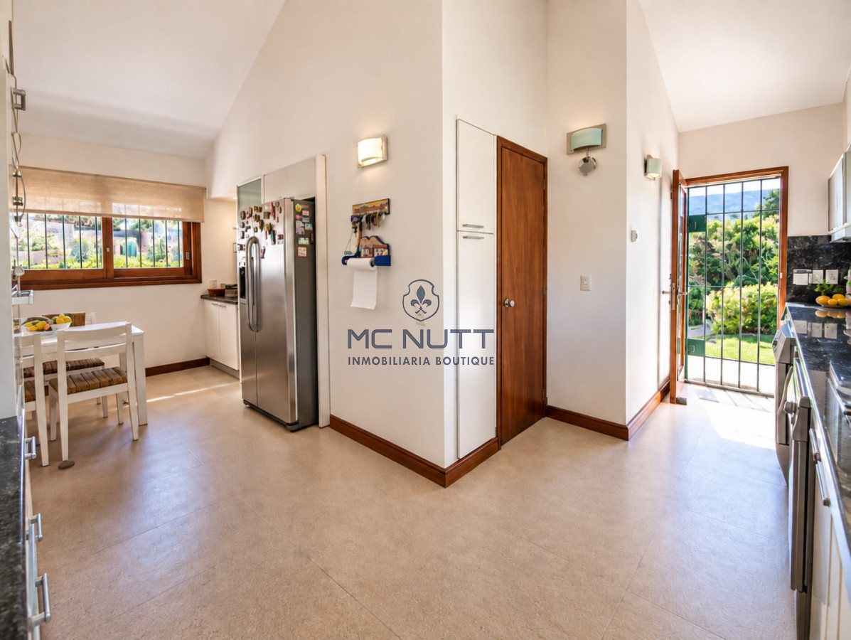 Casa ID.568/ - Excelente Casa de 4 Dormitorios y Piscina a una Cuadra del Mar