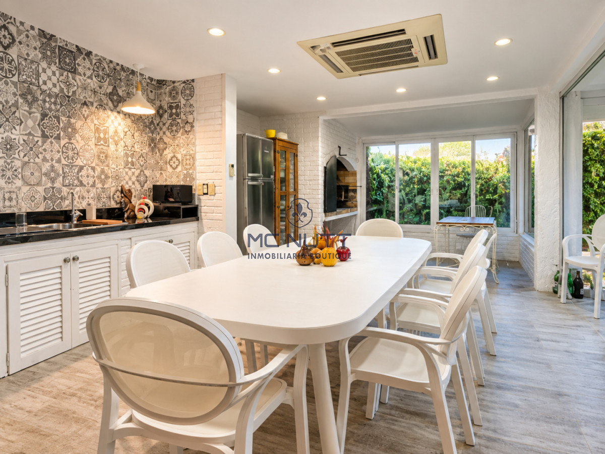 Casa ID.568/ - Excelente Casa de 4 Dormitorios y Piscina a una Cuadra del Mar