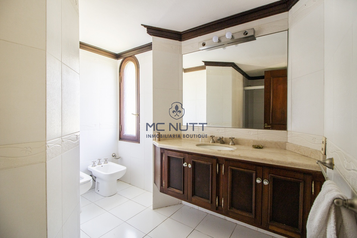 Casa ID.521/ - Venta de Casa de 4 Dormitorios y Piscina con gran parque en Playa Mansa, Punta del Este