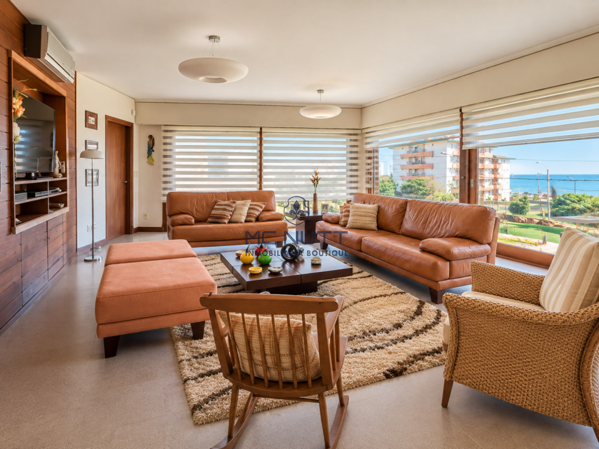 Casa ID.568/ - Excelente Casa de 4 Dormitorios y Piscina a una Cuadra del Mar