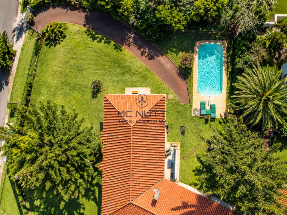 Casa ID.568/ - Excelente Casa de 4 Dormitorios y Piscina a una Cuadra del Mar