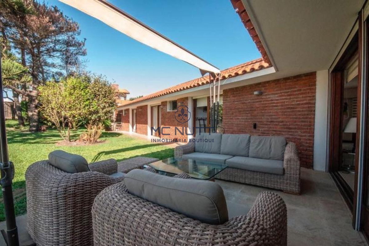 Casa ID.568/ - Excelente Casa de 4 Dormitorios y Piscina a una Cuadra del Mar 