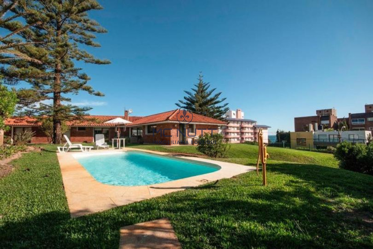 Casa ID.568/ - Excelente Casa de 4 Dormitorios y Piscina a una Cuadra del Mar 