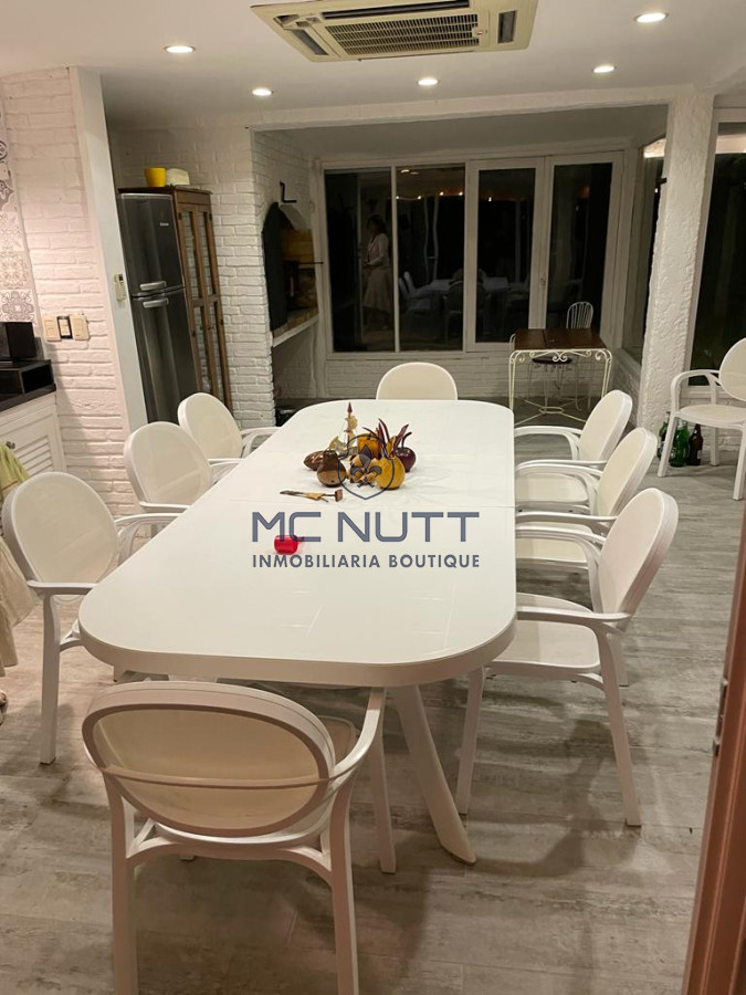 Casa ID.568/ - Excelente Casa de 4 Dormitorios y Piscina a una Cuadra del Mar 