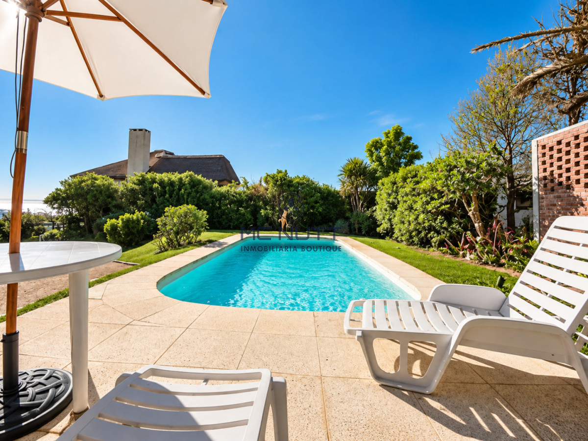 Casa ID.568/ - Excelente Casa de 4 Dormitorios y Piscina a una Cuadra del Mar