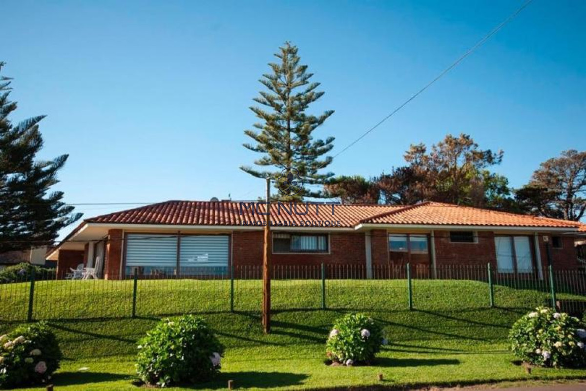 Casa ID.568/ - Excelente Casa de 4 Dormitorios y Piscina a una Cuadra del Mar 