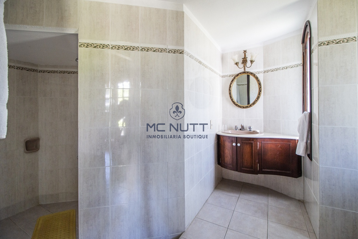 Casa ID.521/ - Venta de Casa de 4 Dormitorios y Piscina con gran parque en Playa Mansa, Punta del Este