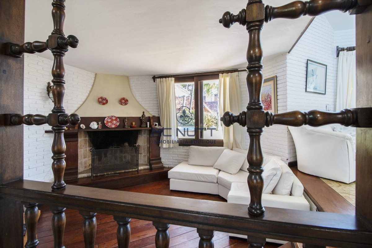 Casa ID.521/ - Venta de Casa de 4 Dormitorios y Piscina con gran parque en Playa Mansa, Punta del Este