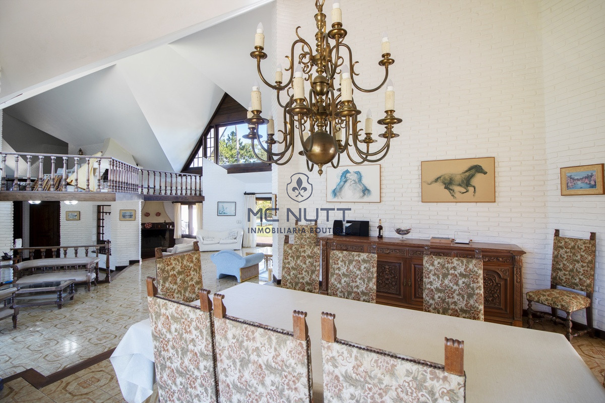 Casa ID.521/ - Venta de Casa de 4 Dormitorios y Piscina con gran parque en Playa Mansa, Punta del Este