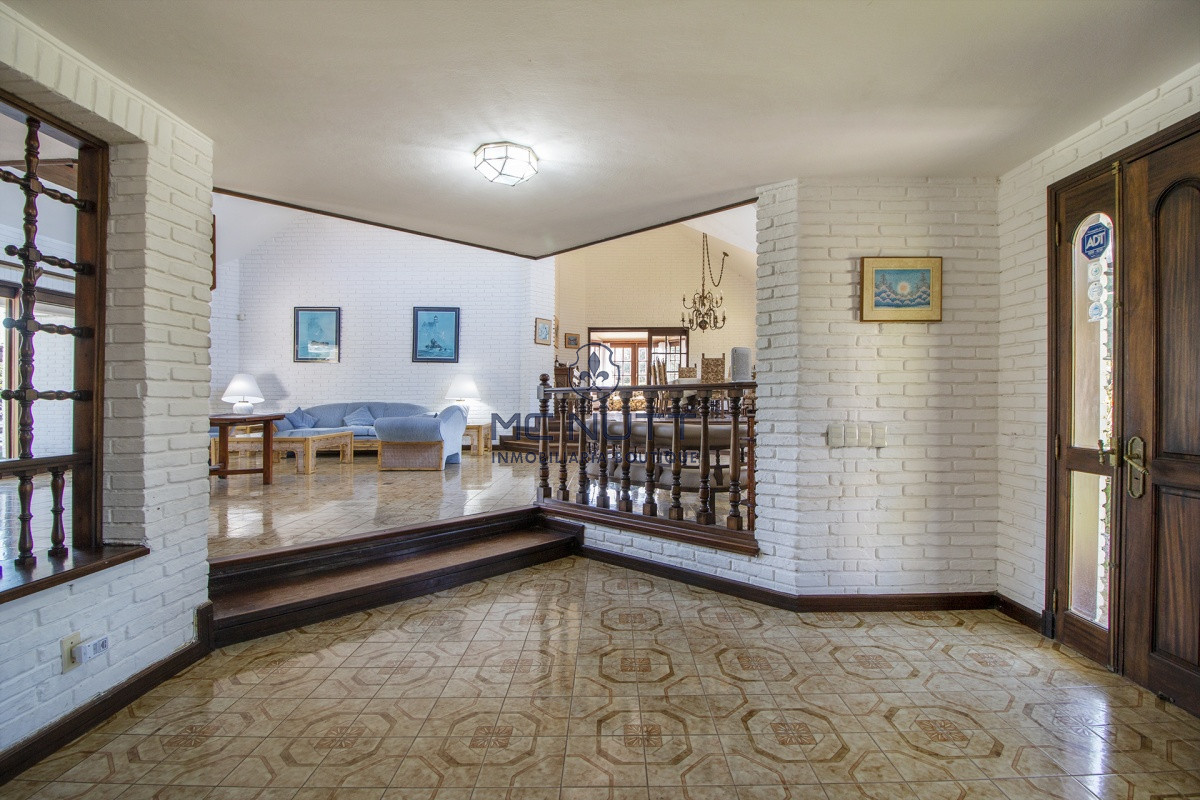 Casa ID.521/ - Venta de Casa de 4 Dormitorios y Piscina con gran parque en Playa Mansa, Punta del Este