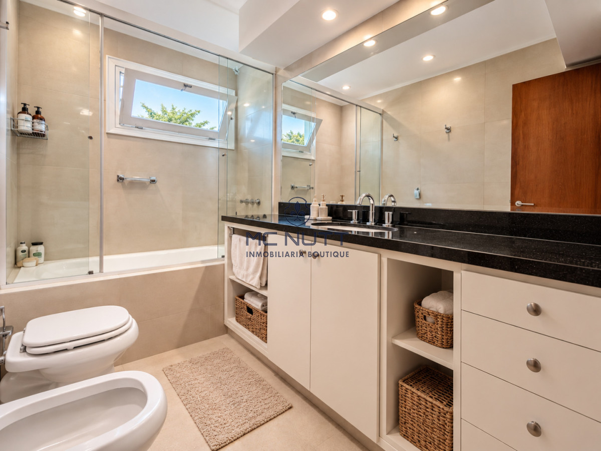 Casa ID.568/ - Excelente Casa de 4 Dormitorios y Piscina a una Cuadra del Mar