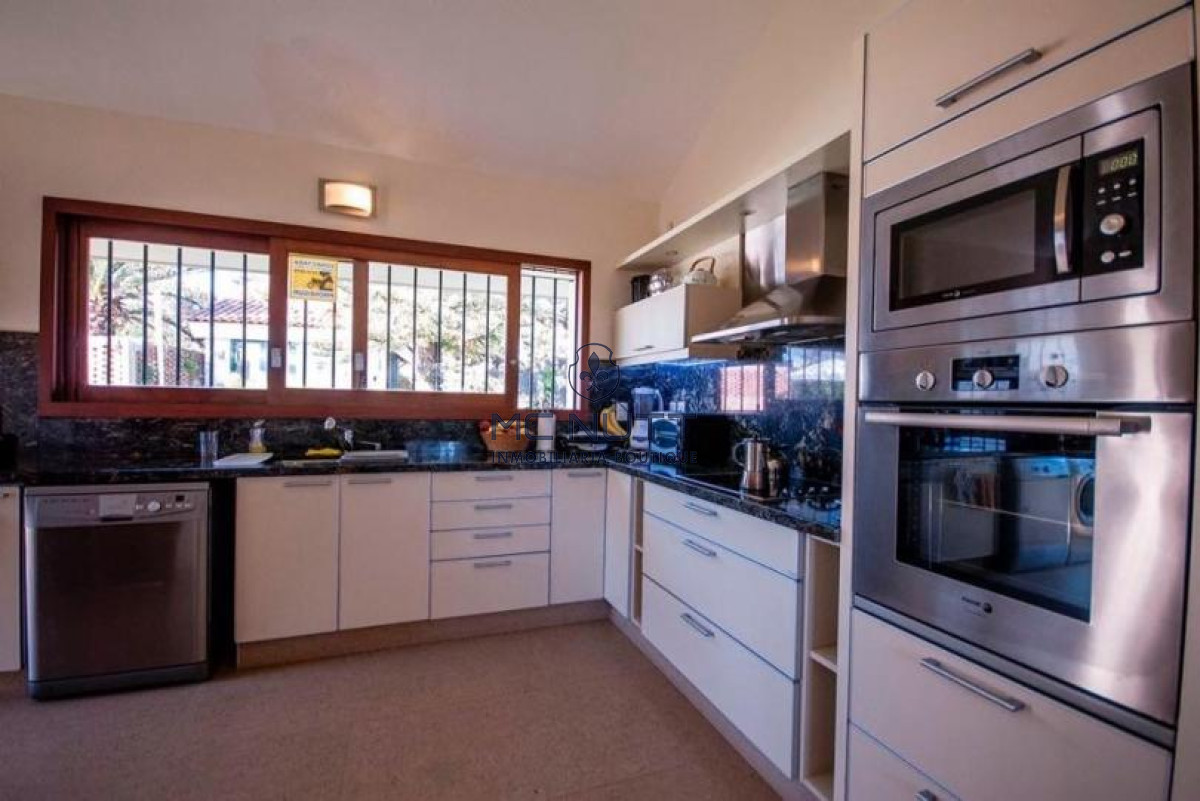 Casa ID.568/ - Excelente Casa de 4 Dormitorios y Piscina a una Cuadra del Mar 