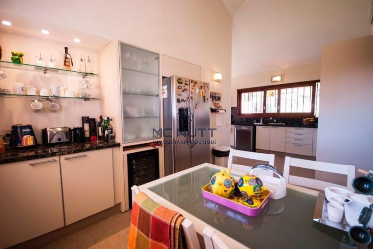 Casa ID.568/ - Excelente Casa de 4 Dormitorios y Piscina a una Cuadra del Mar 