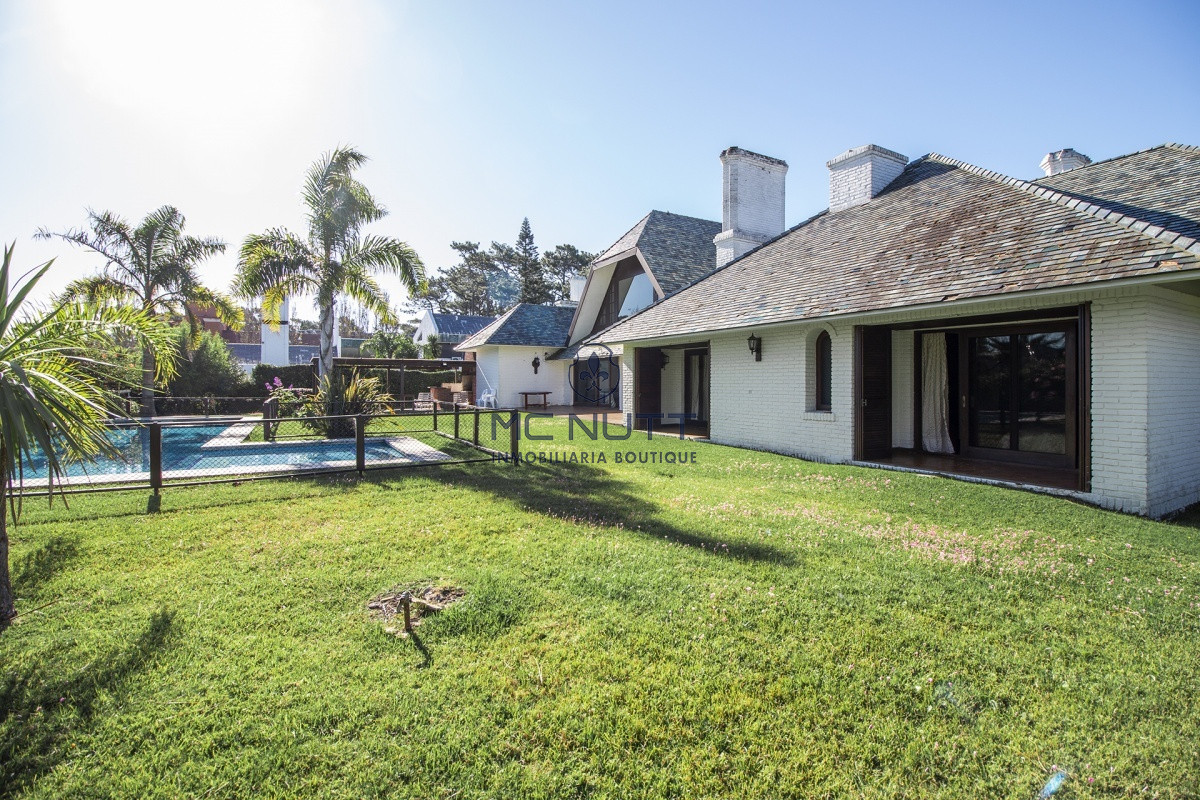 Casa ID.521/ - Venta de Casa de 4 Dormitorios y Piscina con gran parque en Playa Mansa, Punta del Este