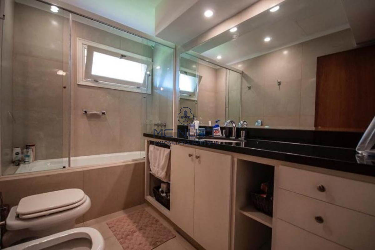 Casa ID.568/ - Excelente Casa de 4 Dormitorios y Piscina a una Cuadra del Mar 