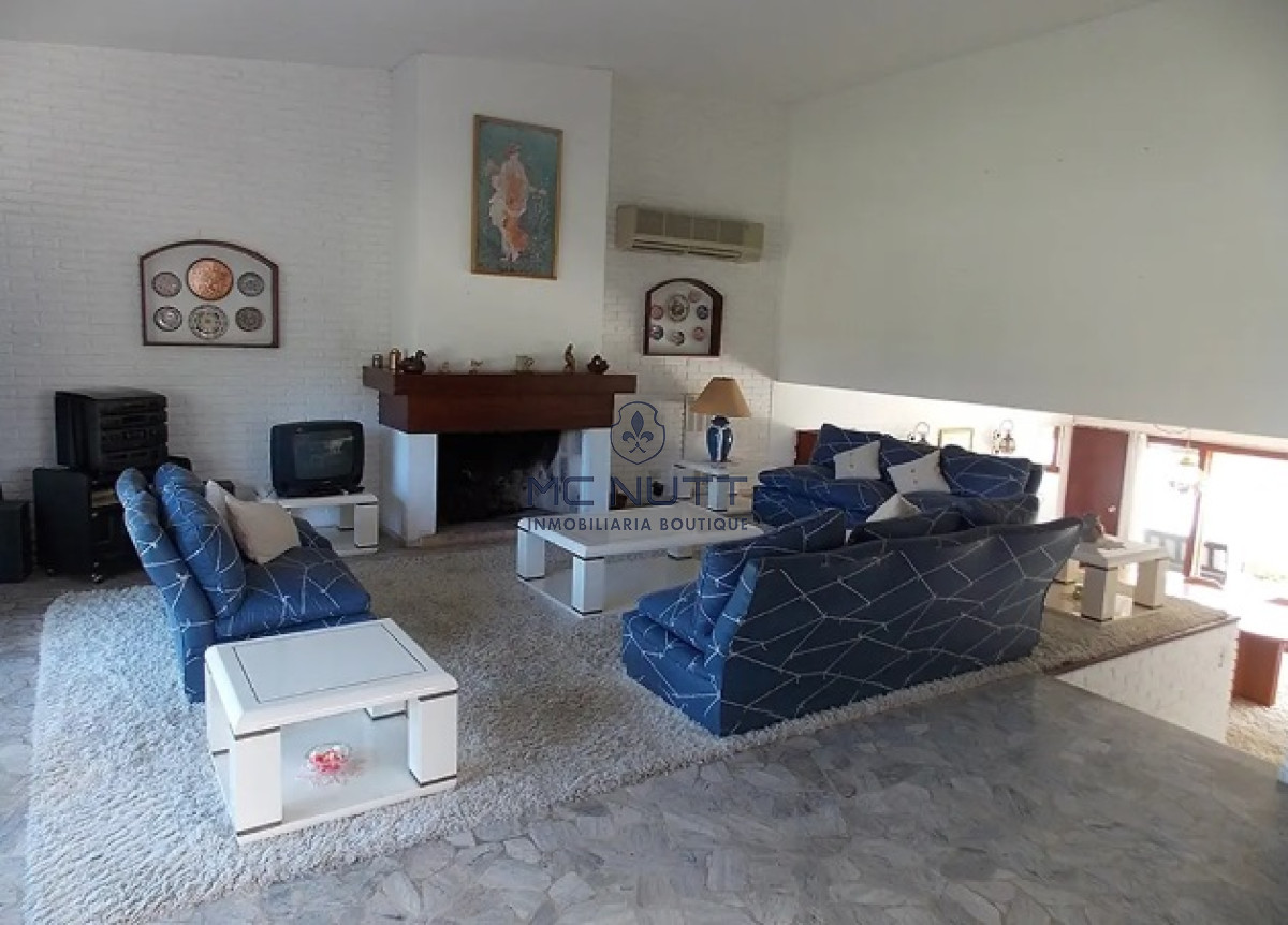 Casa ID.529/ - Excelente Casa de 4 Dormitorios con Piscina en Playa Mansa, Venta