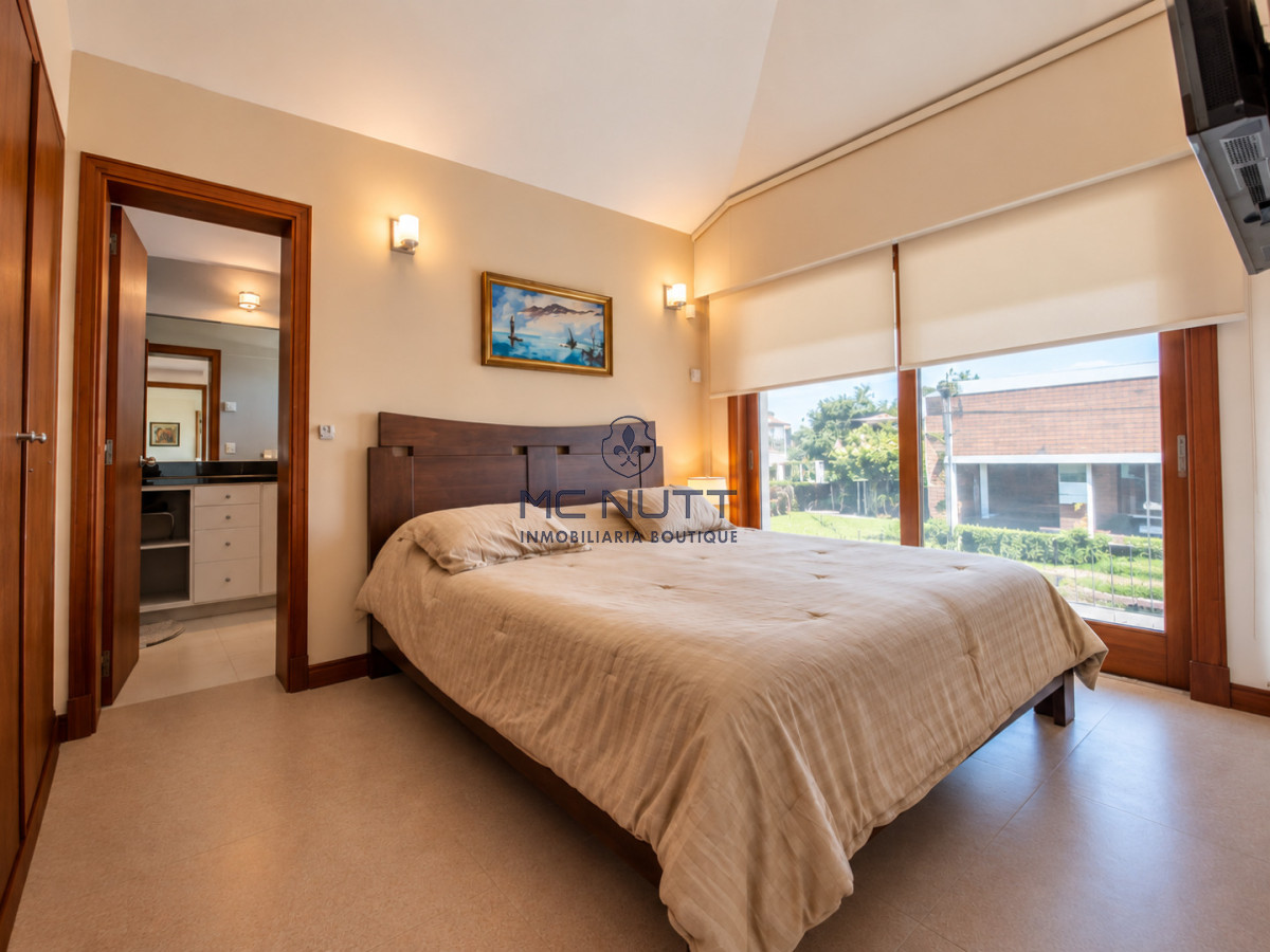 Casa ID.568/ - Excelente Casa de 4 Dormitorios y Piscina a una Cuadra del Mar