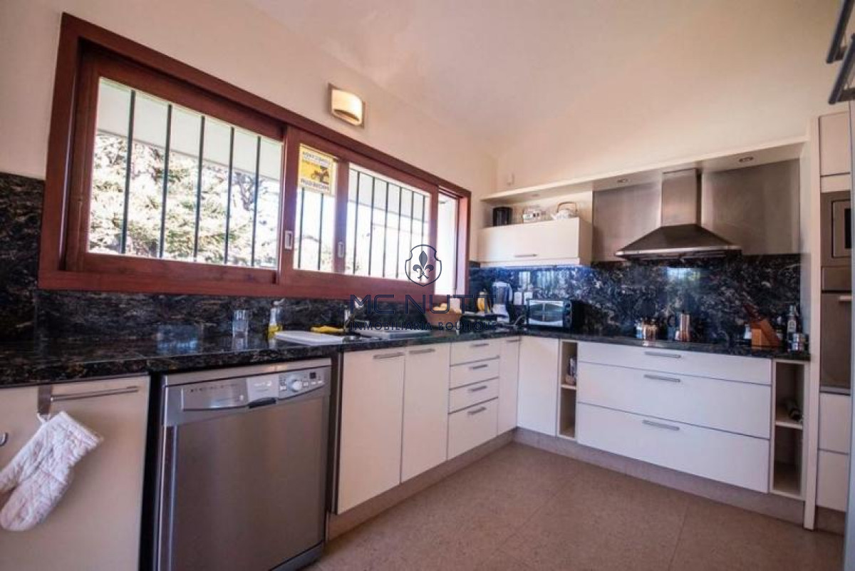 Casa ID.568/ - Excelente Casa de 4 Dormitorios y Piscina a una Cuadra del Mar 