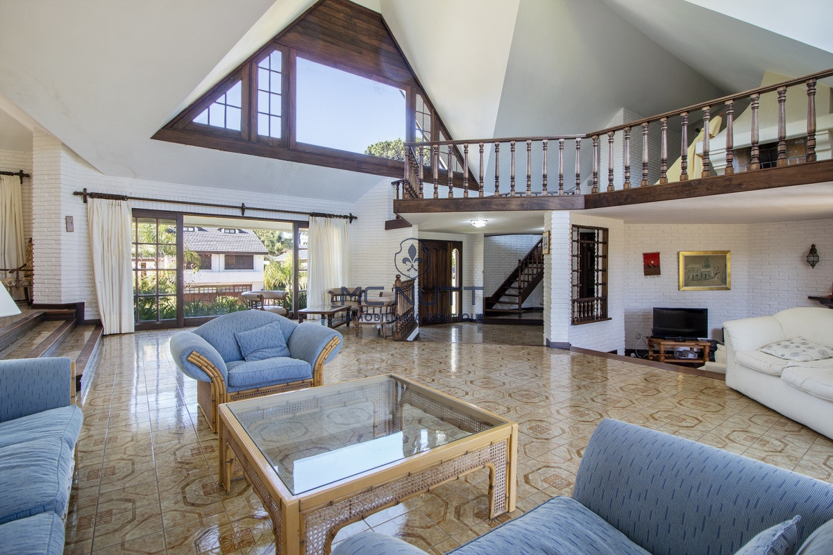 Casa ID.521/ - Venta de Casa de 4 Dormitorios y Piscina con gran parque en Playa Mansa, Punta del Este