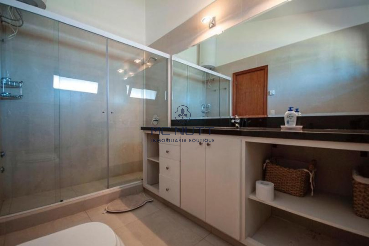 Casa ID.568/ - Excelente Casa de 4 Dormitorios y Piscina a una Cuadra del Mar 