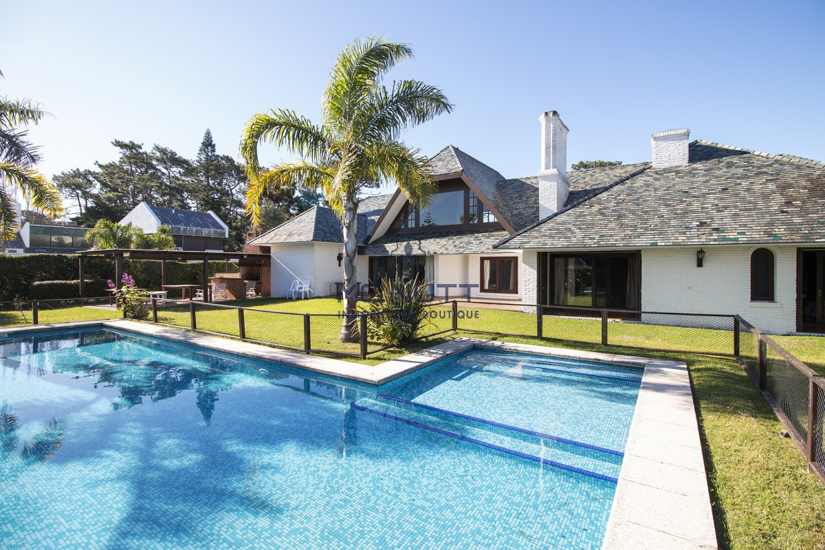 Casa ID.521/ - Venta de Casa de 4 Dormitorios y Piscina con gran parque en Playa Mansa, Punta del Este