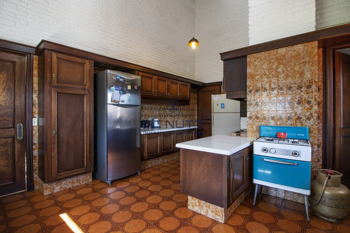 Casa ID.521/ - Venta de Casa de 4 Dormitorios y Piscina con gran parque en Playa Mansa, Punta del Este