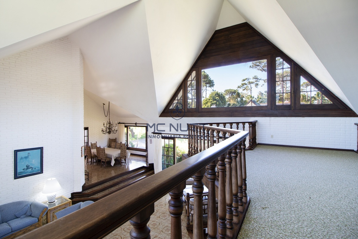 Casa ID.521/ - Venta de Casa de 4 Dormitorios y Piscina con gran parque en Playa Mansa, Punta del Este