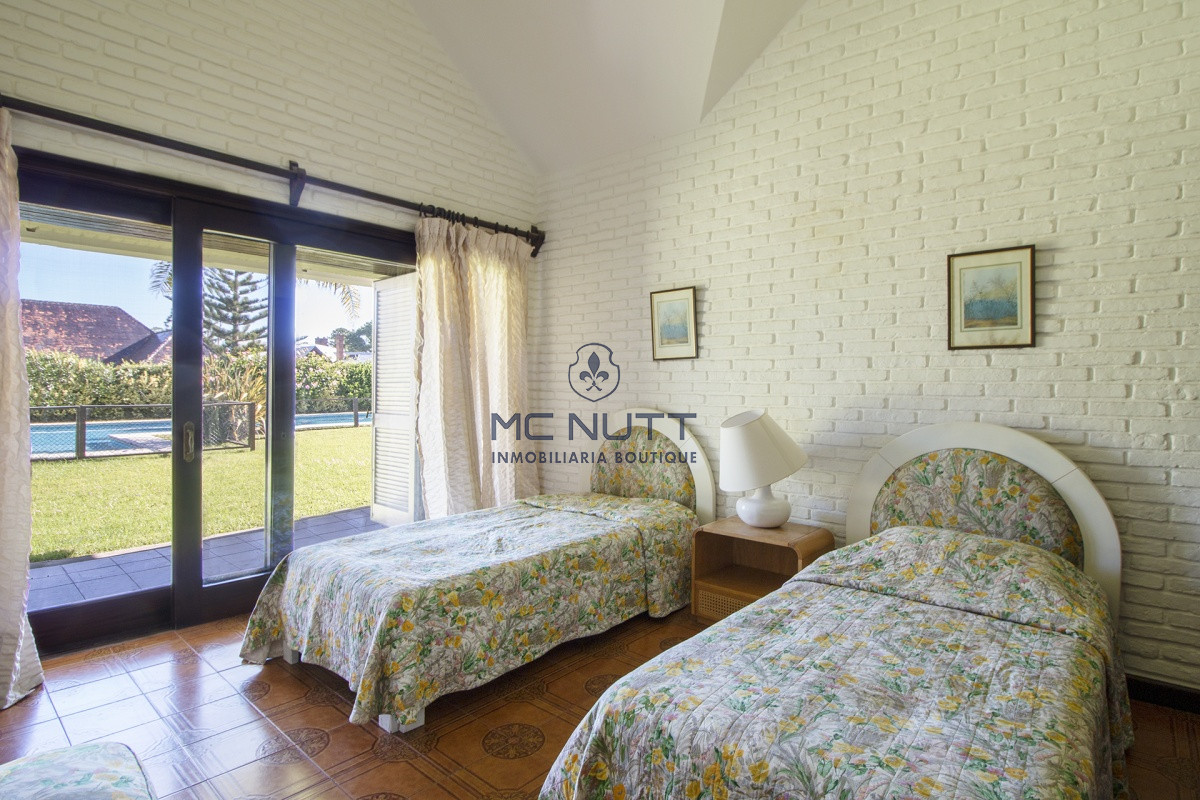 Casa ID.521/ - Venta de Casa de 4 Dormitorios y Piscina con gran parque en Playa Mansa, Punta del Este