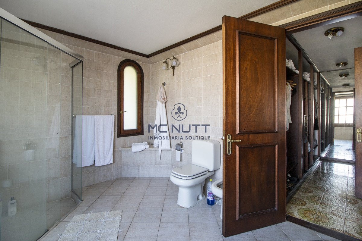 Casa ID.521/ - Venta de Casa de 4 Dormitorios y Piscina con gran parque en Playa Mansa, Punta del Este