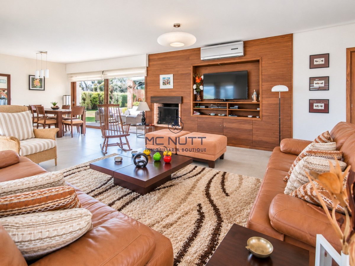 Casa ID.568/ - Excelente Casa de 4 Dormitorios y Piscina a una Cuadra del Mar