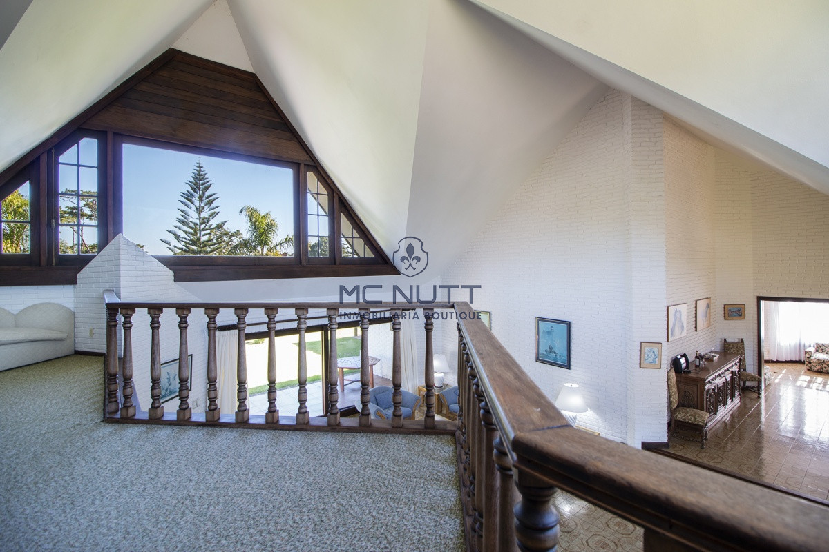 Casa ID.521/ - Venta de Casa de 4 Dormitorios y Piscina con gran parque en Playa Mansa, Punta del Este