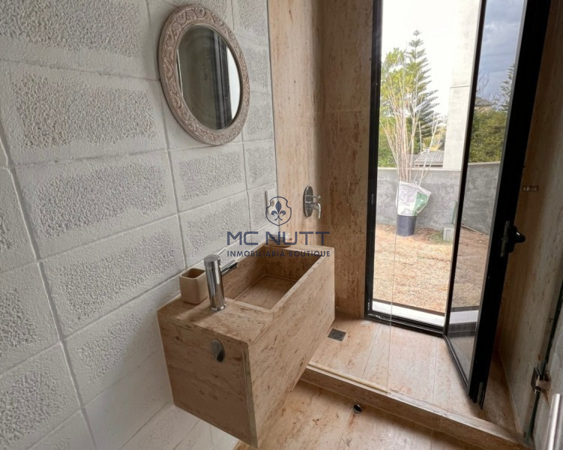 Casa ID.536/ - Venta y alquiler temporario de maravillosa casa a pasos del Mar con cinco dormitorios en suite, Punta Piedras, Manantiales