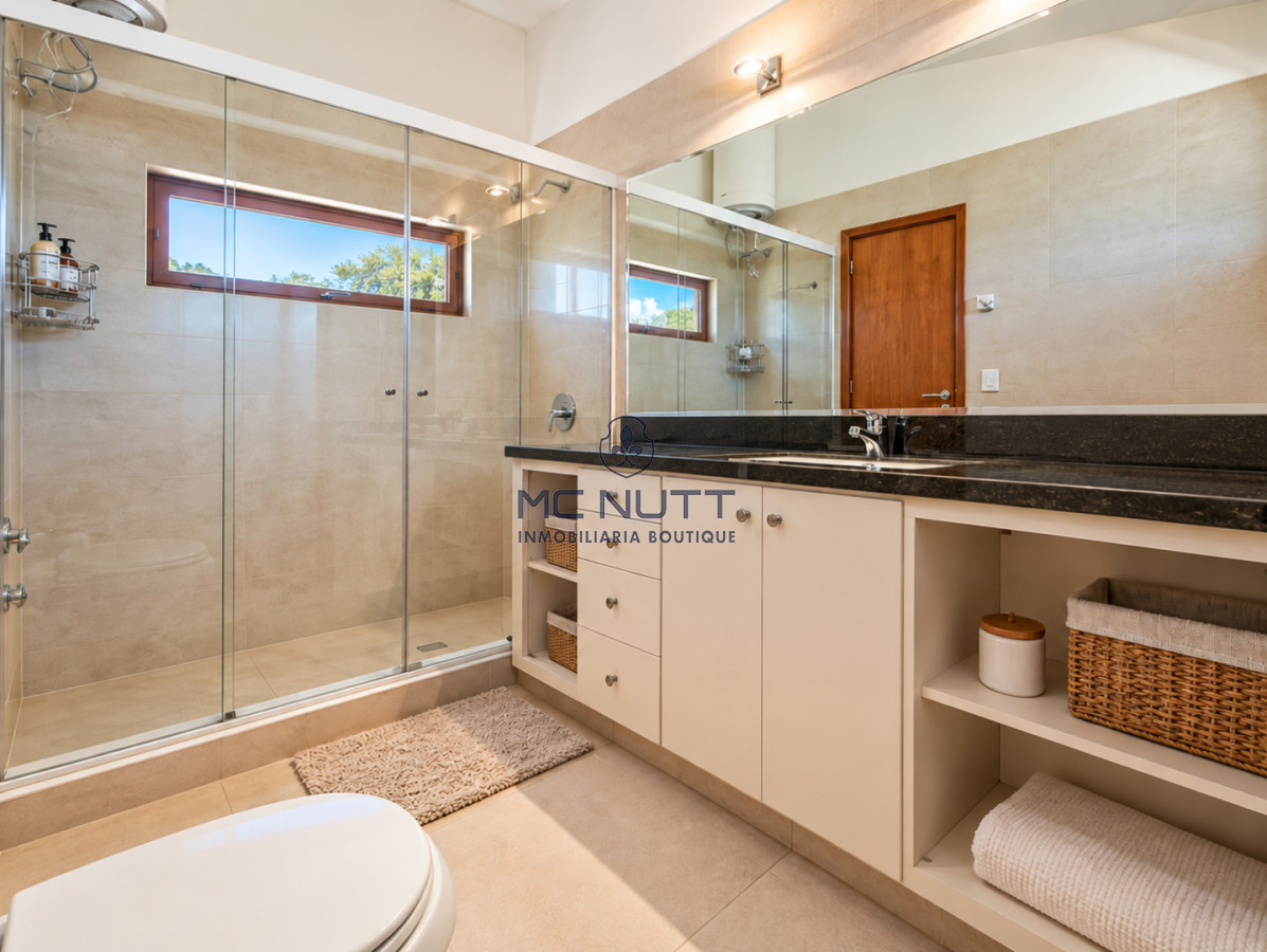 Casa ID.568/ - Excelente Casa de 4 Dormitorios y Piscina a una Cuadra del Mar