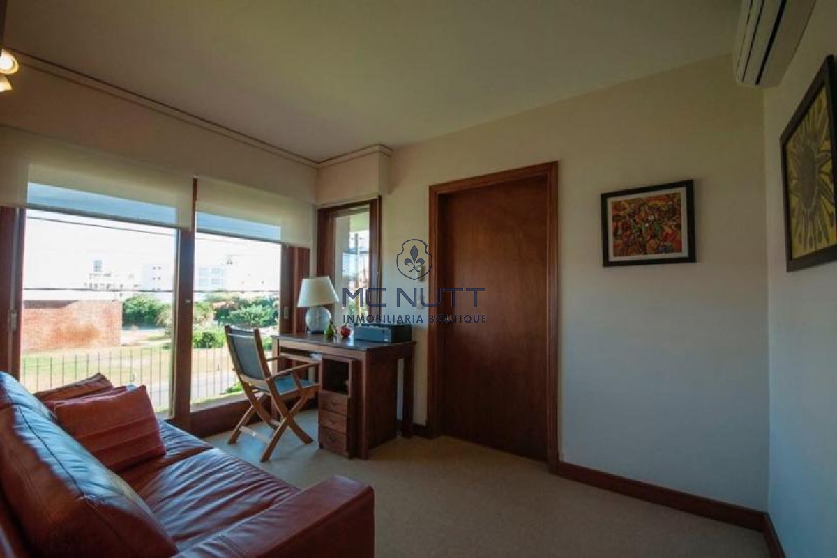 Casa ID.568/ - Excelente Casa de 4 Dormitorios y Piscina a una Cuadra del Mar 