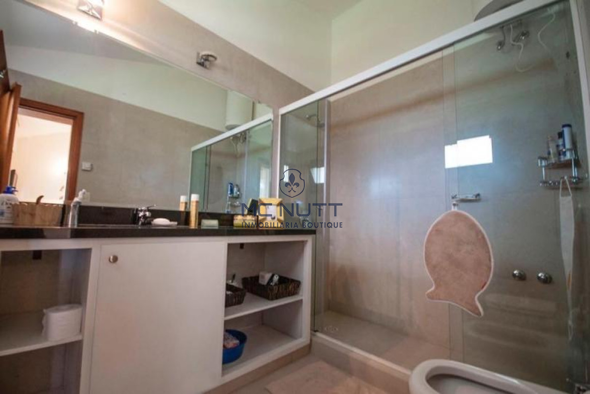 Casa ID.568/ - Excelente Casa de 4 Dormitorios y Piscina a una Cuadra del Mar 