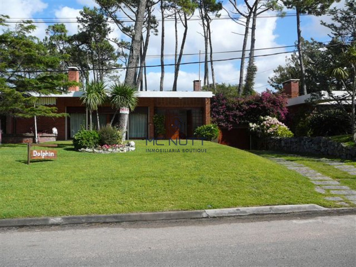 Casa ID.529/ - Excelente Casa de 4 Dormitorios con Piscina en Playa Mansa, Venta