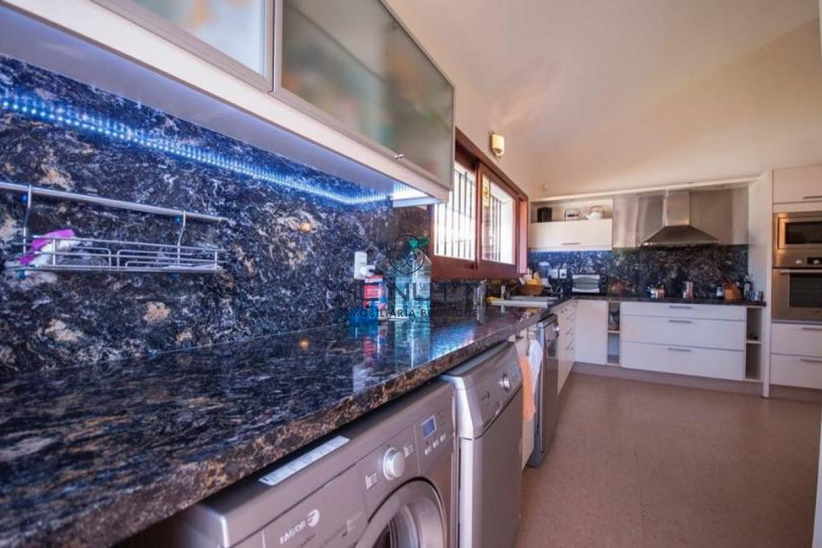 Casa ID.568/ - Excelente Casa de 4 Dormitorios y Piscina a una Cuadra del Mar 