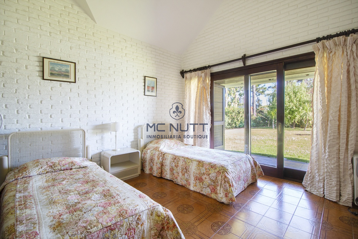 Casa ID.521/ - Venta de Casa de 4 Dormitorios y Piscina con gran parque en Playa Mansa, Punta del Este