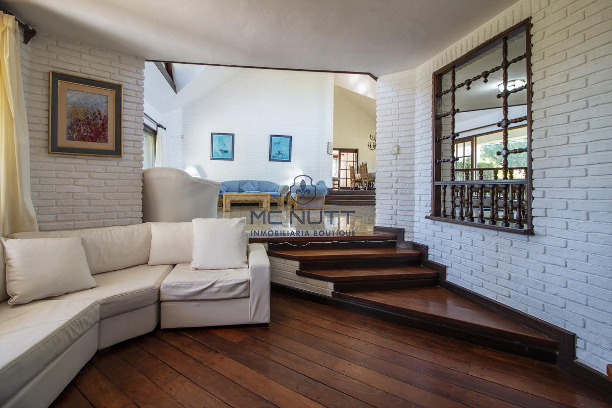 Casa ID.521/ - Venta de Casa de 4 Dormitorios y Piscina con gran parque en Playa Mansa, Punta del Este