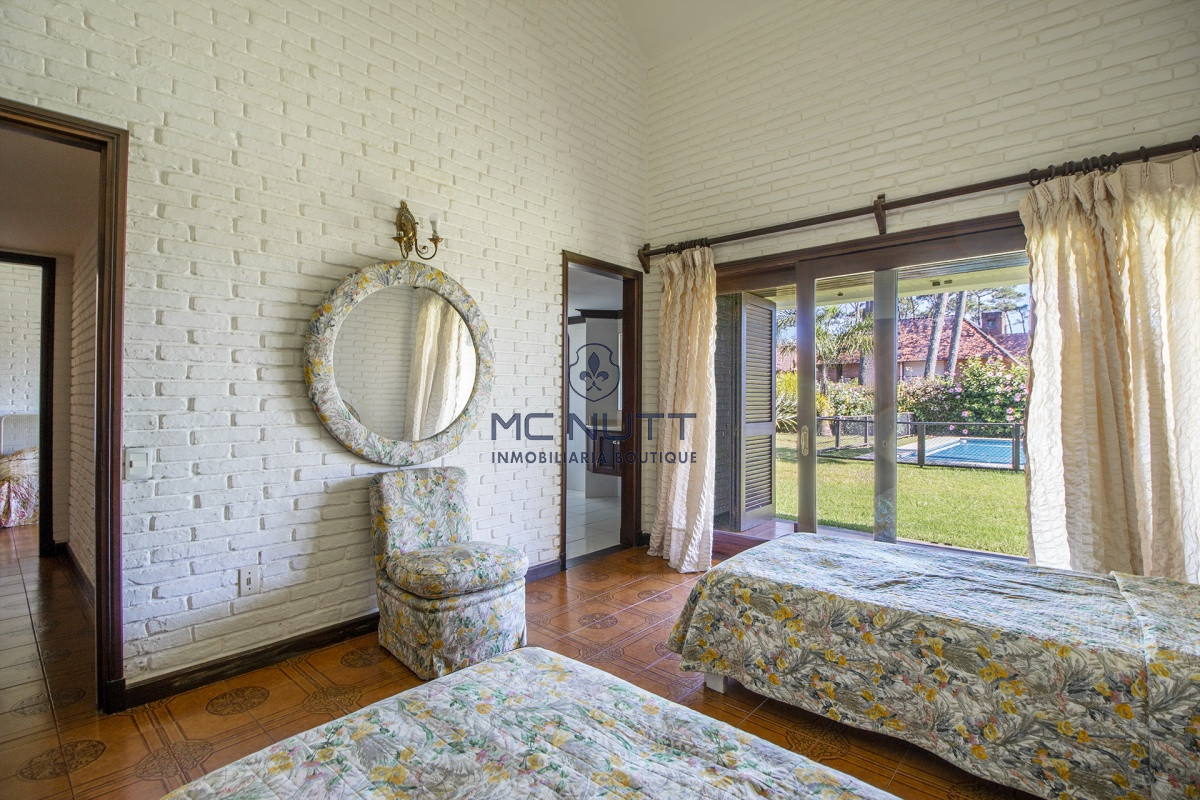 Casa ID.521/ - Venta de Casa de 4 Dormitorios y Piscina con gran parque en Playa Mansa, Punta del Este