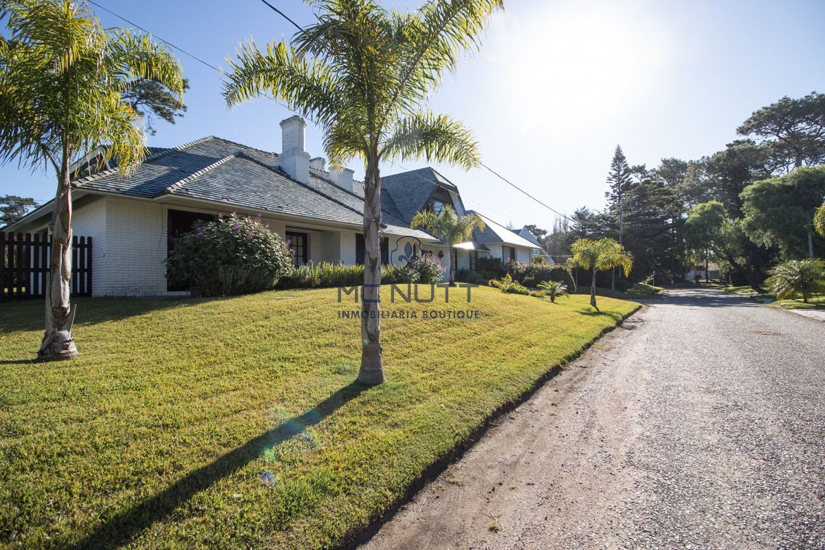 Casa ID.521/ - Venta de Casa de 4 Dormitorios y Piscina con gran parque en Playa Mansa, Punta del Este