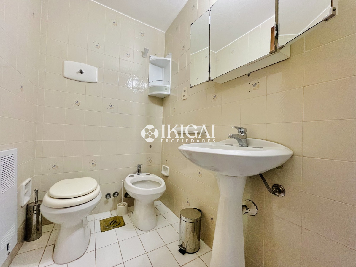 Apartamento ID.447 - Apartamento de 3 Dormitorios en Playa Mansa con Vista al Mar en Venta!