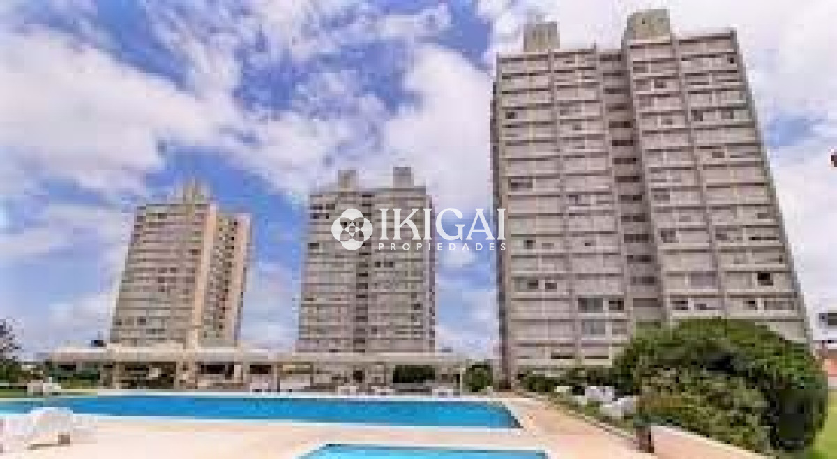 Apartamento ID.447 - Apartamento de 3 Dormitorios en Playa Mansa con Vista al Mar en Venta!
