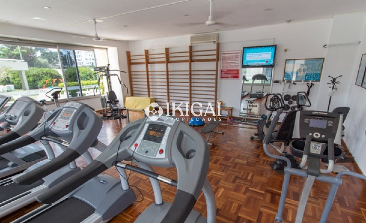 Apartamento ID.447 - Apartamento de 3 Dormitorios en Playa Mansa con Vista al Mar en Venta!