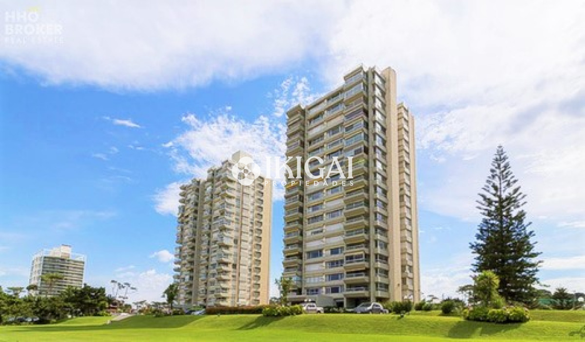 Apartamento ID.447 - Apartamento de 3 Dormitorios en Playa Mansa con Vista al Mar en Venta!