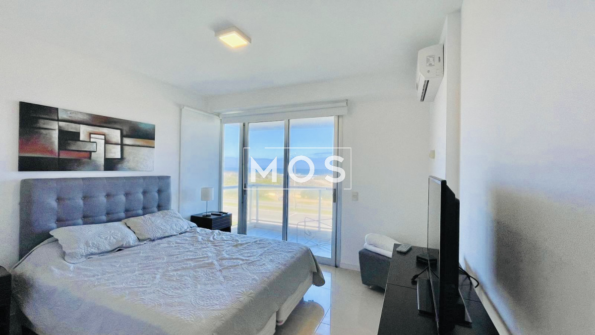 Apartamento ID.3284 - Apartamento de 3 Dormitorios en Primera Línea del Mar, Playa Brava Punta del Este