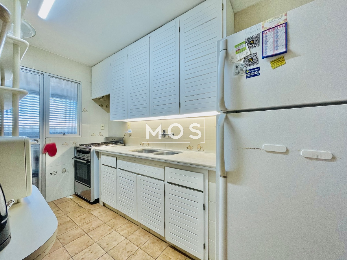 Apartamento ID.2589 - Apartamento de 3 Dormitorios en Playa Mansa con Vista al Mar en Venta!