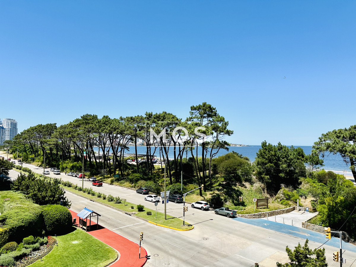 Apartamento ID.2792 - Apartamento Frente al Mar de 3 Dormitorios y Dependencia en Playa Mansa, Punta del Este 